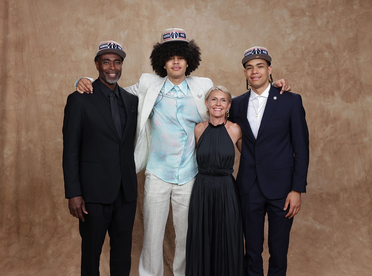 Photo de la famille George lors de la Draft NBA