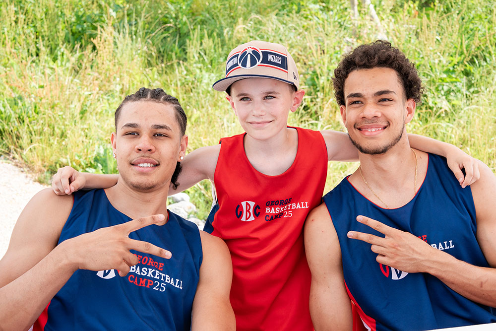 Kyshawn et son frère Jamal George avec un fan