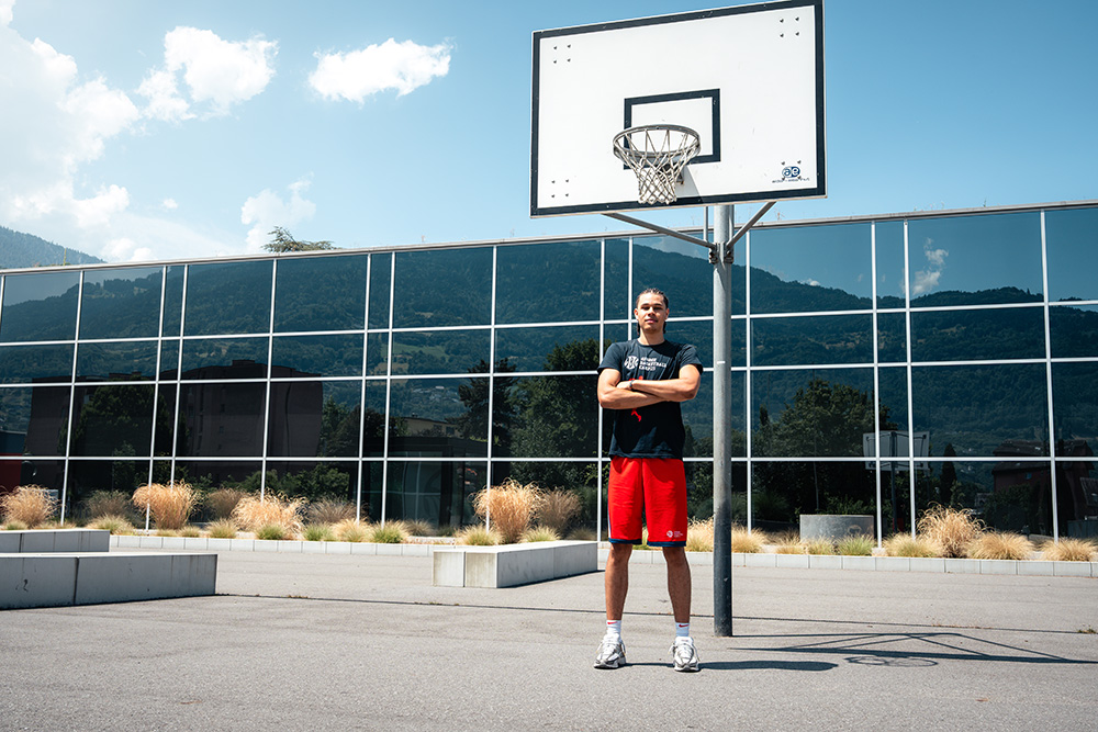 Kyshawn George devant le Reposieux à Monthey