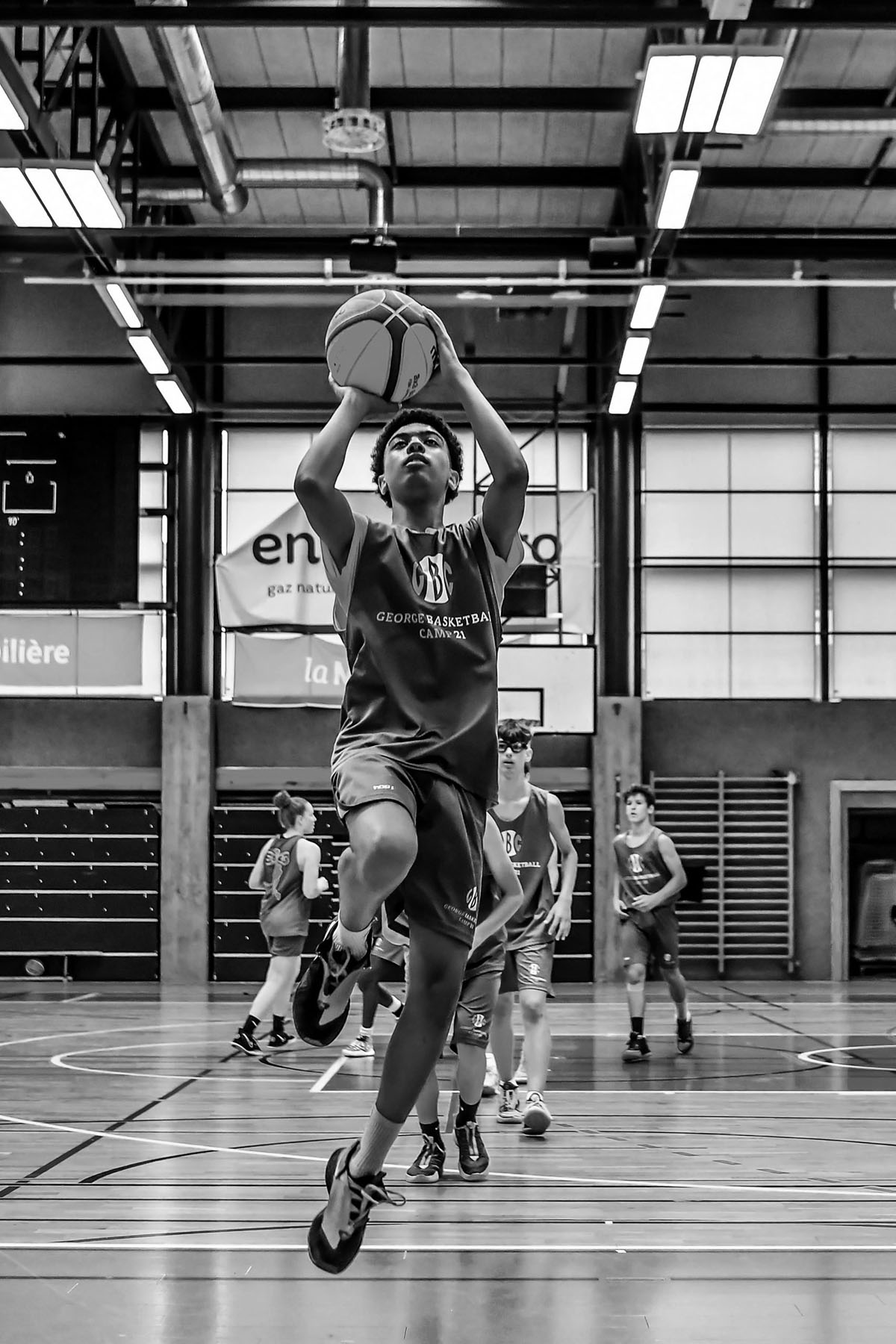Joueur de basketball en train de faire un layup