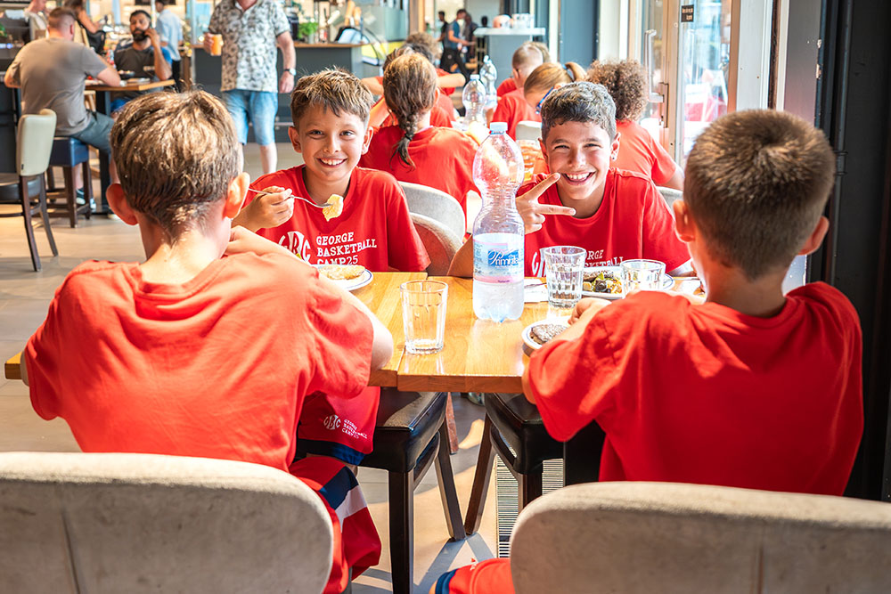 2 campeurs en train de manger le repas de midi au GBC