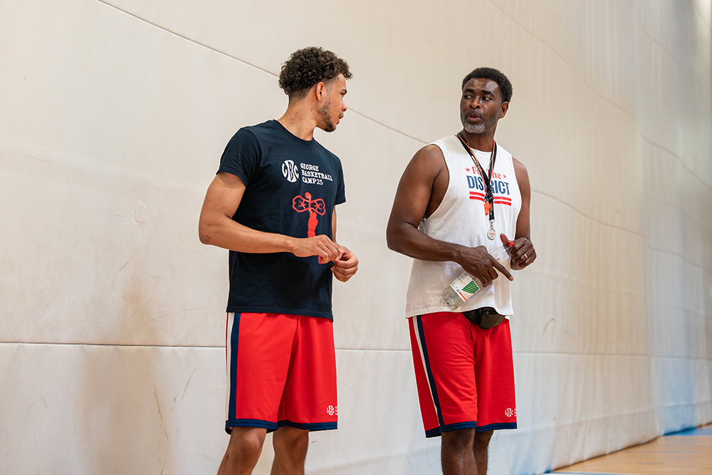 Jamal et son père Deon George au George Basketball Camp en 2025